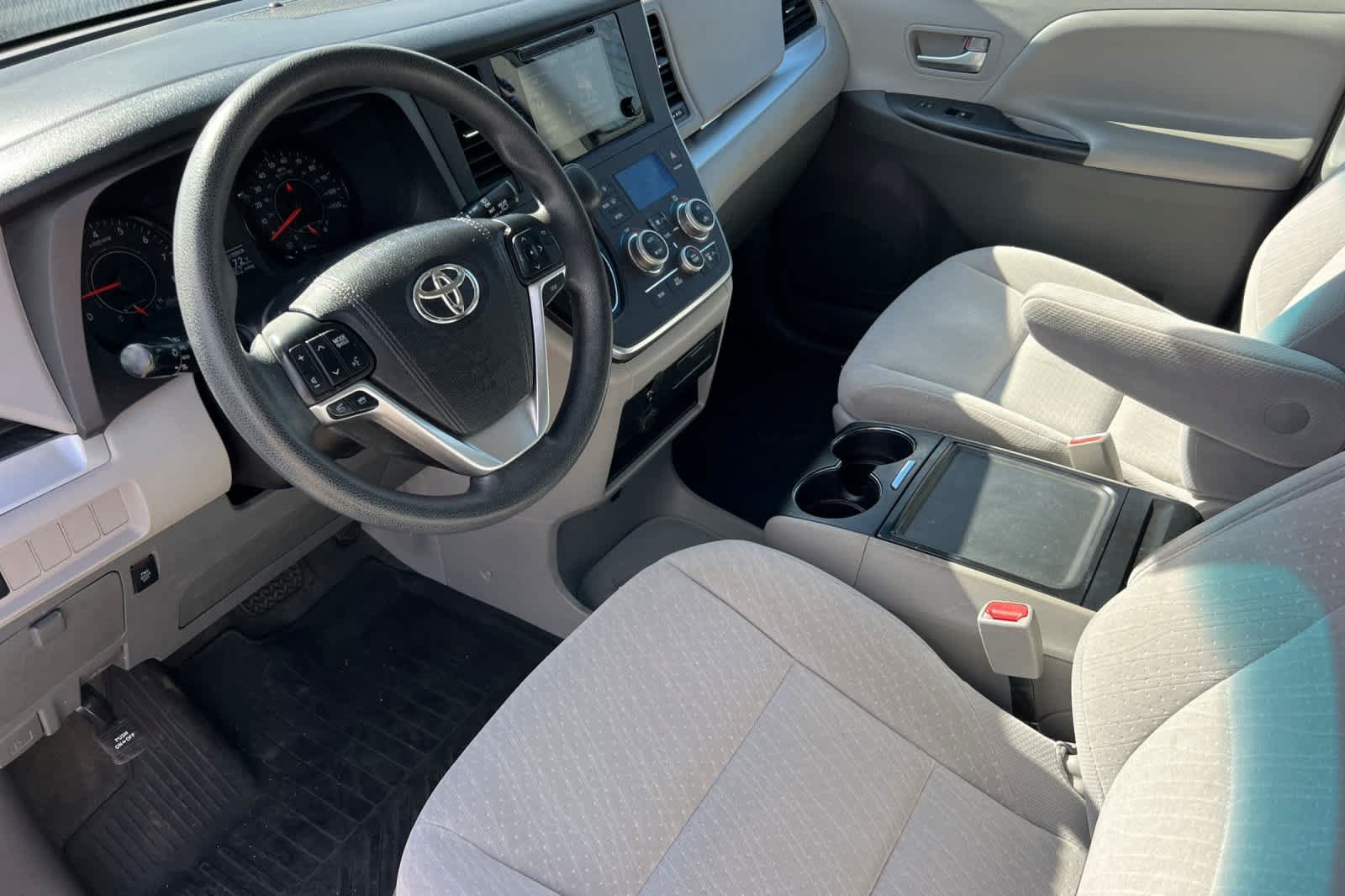 Used 2017 Toyota Sienna LE FWD image 9