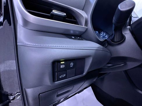 Used 2025 Toyota Highlander LE FWD image 16