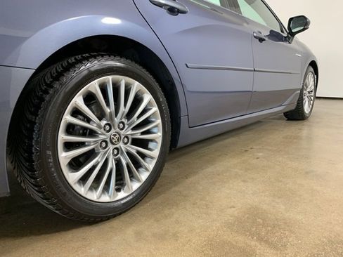 Used 2020 Toyota Avalon Limited image 9