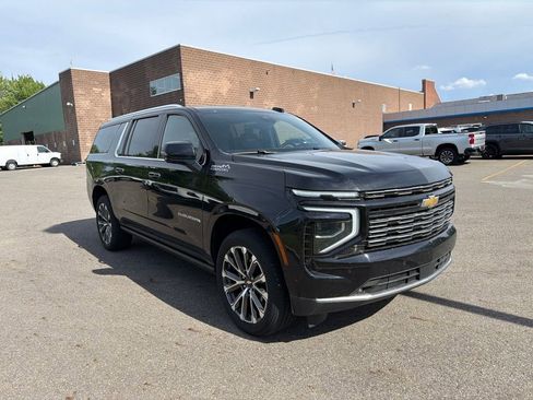 Used 2025 Chevrolet Suburban High Country AWD/4WD image 2
