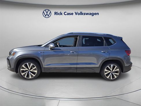 Used 2022 Volkswagen Taos SE w/ Driver Assistance Package image 4