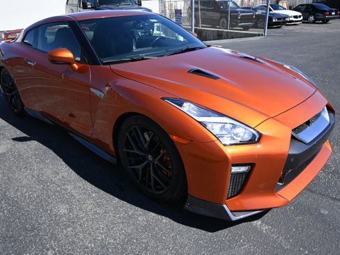 Used 2017 Nissan GT-R Premium AWD/4WD image 6