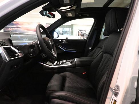 Used 2025 BMW X5 xDrive50e image 3