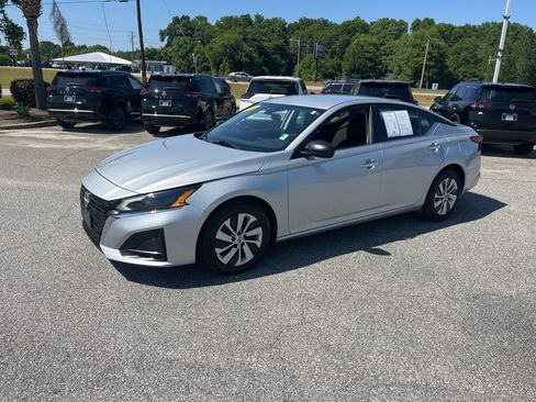 Used 2024 Nissan Altima 2.5 S FWD image 3