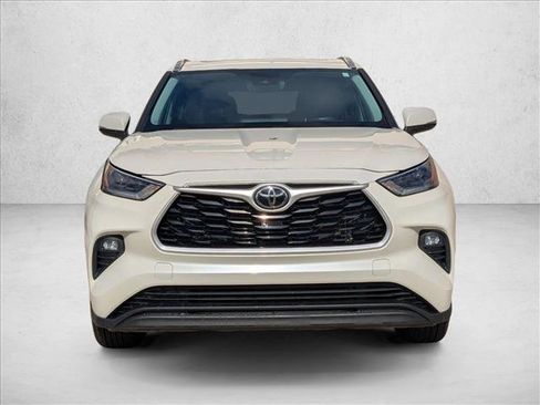 Used 2021 Toyota Highlander XLE image 2