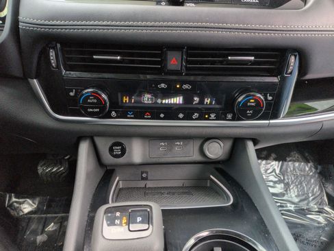 Used 2024 Nissan Rogue SL w/ SL Premium Package image 13