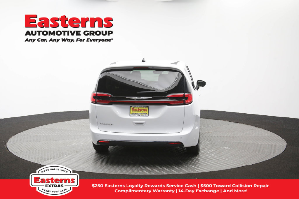 Used 2023 Chrysler Pacifica Touring-L FWD image 42