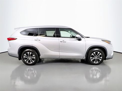 Used 2021 Toyota Highlander XLE image 28