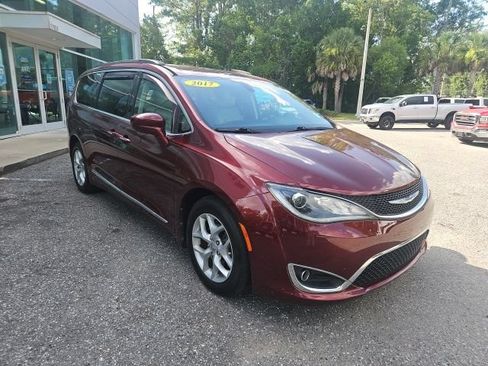 Used 2017 Chrysler Pacifica Touring-L w/ Tire & Wheel Group FWD image 10
