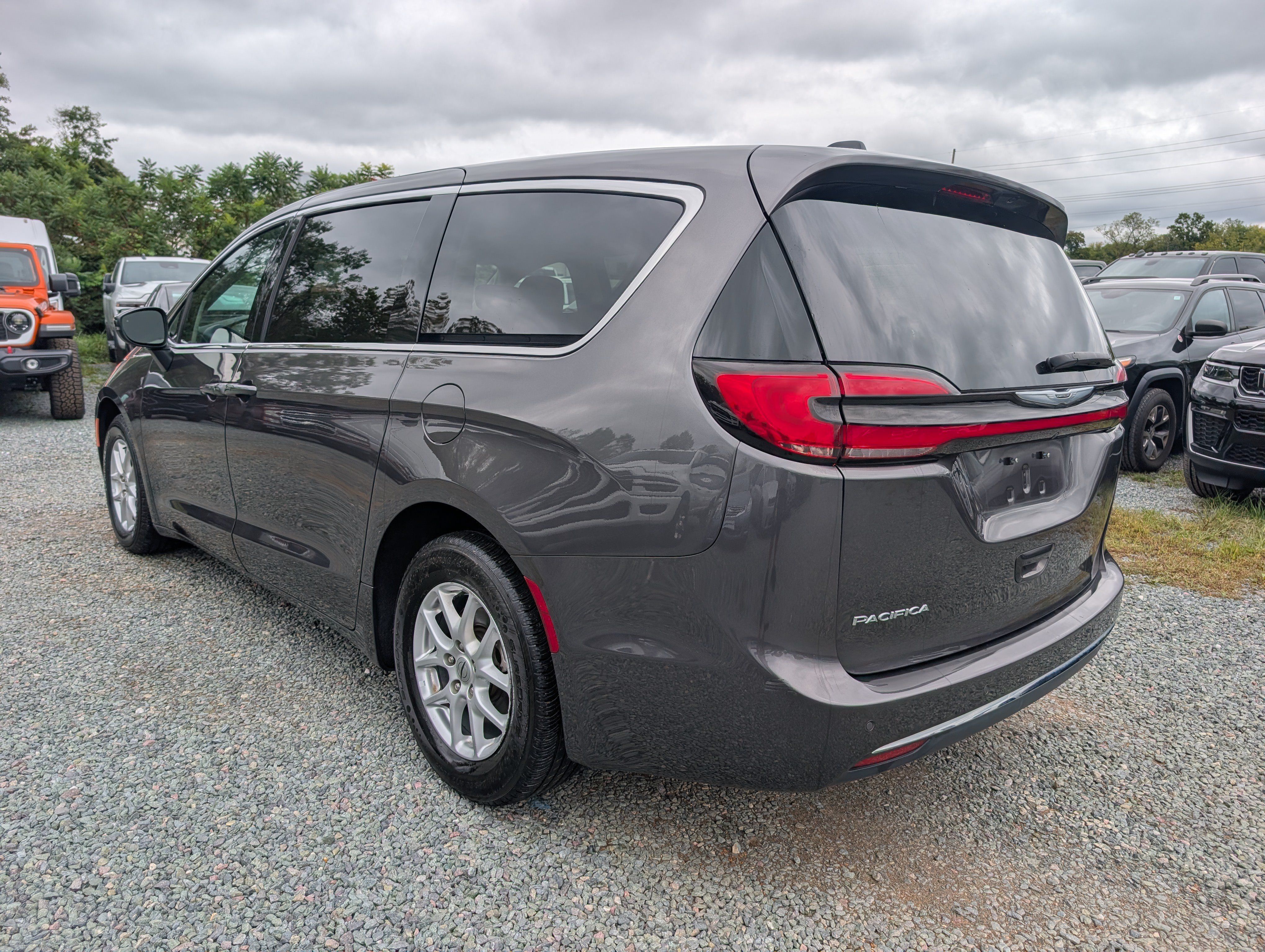 Used 2023 Chrysler Pacifica Touring-L FWD image 3