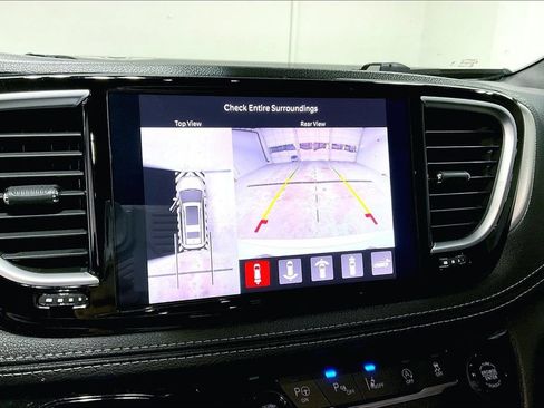 Used 2024 Chrysler Pacifica Limited w/ Uconnect Theater Family Group AWD/4WD image 27