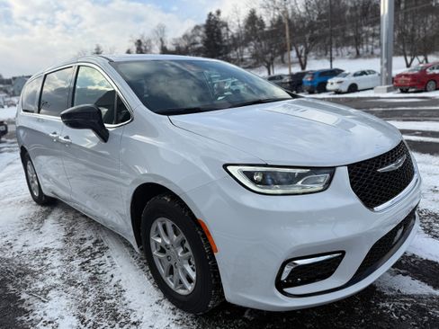 New 2026 Chrysler Pacifica Select image 6