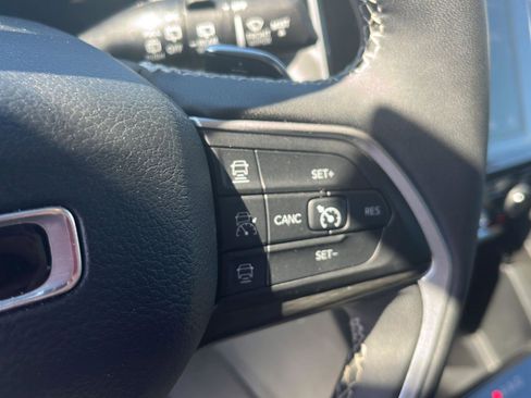 Used 2024 Jeep Grand Cherokee L Laredo image 12