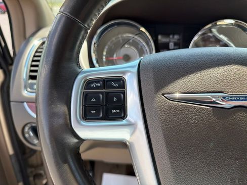 Used 2013 Chrysler Town & Country Touring-L w/ Driver Convenience Group FWD image 31