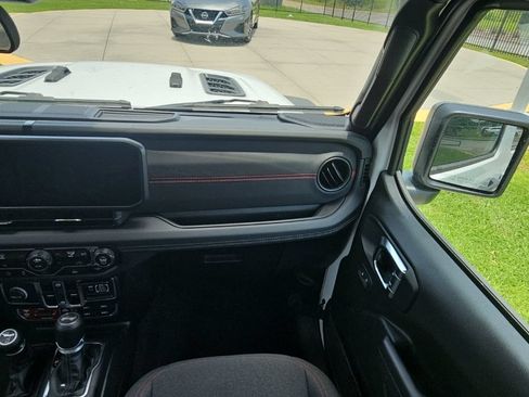 Used 2025 Jeep Wrangler Unlimited Rubicon AWD/4WD image 27