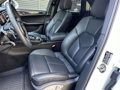 Used 2025 Porsche Macan image 5
