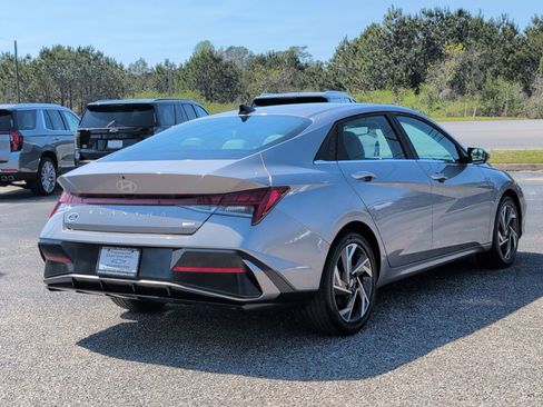 Used 2025 Hyundai Elantra Limited image 6