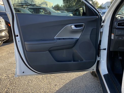 Used 2019 Kia Niro LX image 11