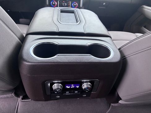 Used 2024 GMC Yukon SLT w/ SLT Luxury Package RWD image 19