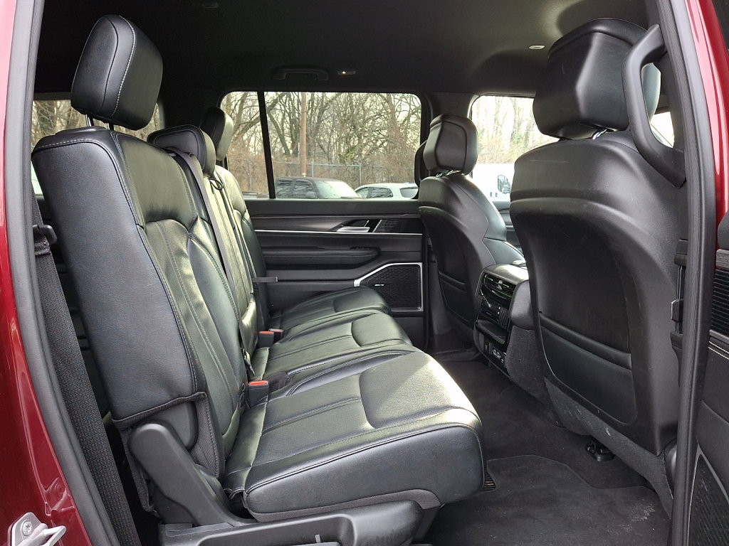 Used 2024 Jeep Wagoneer L Series II w/ Flexible Seating Group AWD/4WD image 14