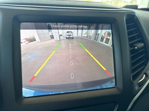 Used 2019 Jeep Cherokee Trailhawk w/ Cold Weather Group AWD/4WD image 21