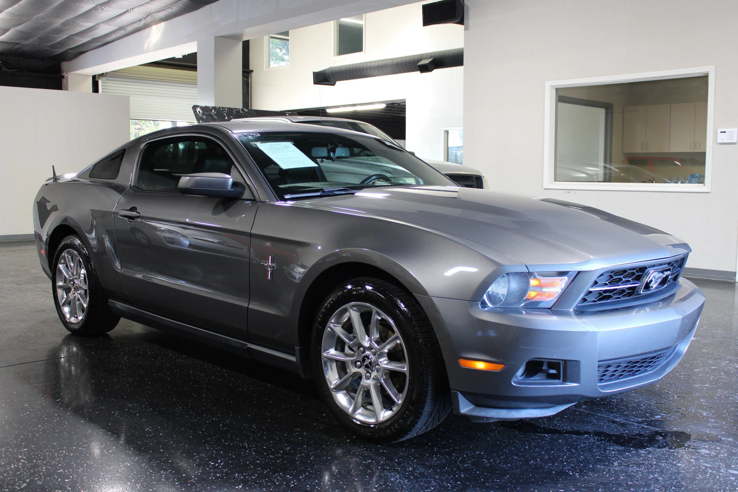 Used 2010 Ford Mustang Coupe RWD image 1