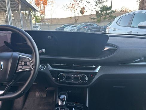 Used 2025 Buick Envista Sport Touring image 18