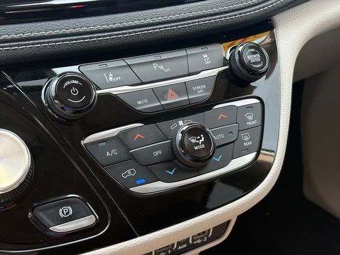 Used 2023 Chrysler Pacifica Touring-L FWD image 36