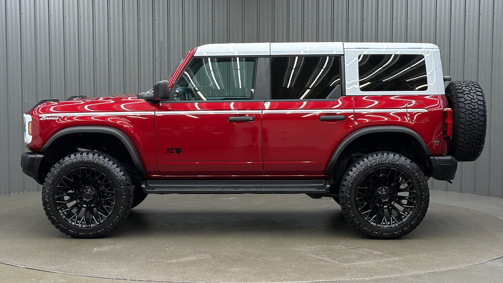 Used 2025 Ford Bronco Heritage Edition AWD/4WD image 2