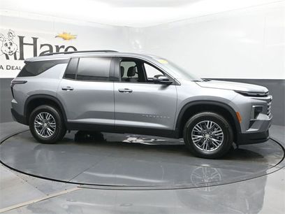 Used 2025 Chevrolet Traverse LT