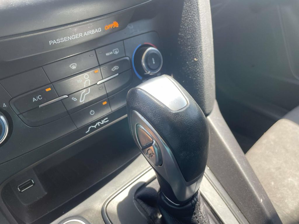 Used 2015 Ford Focus SE FWD image 30