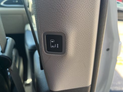 Used 2023 Chrysler Pacifica Touring-L FWD image 57