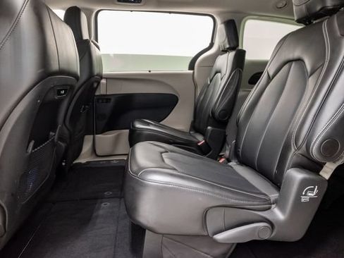 Used 2024 Chrysler Pacifica Touring-L FWD image 29