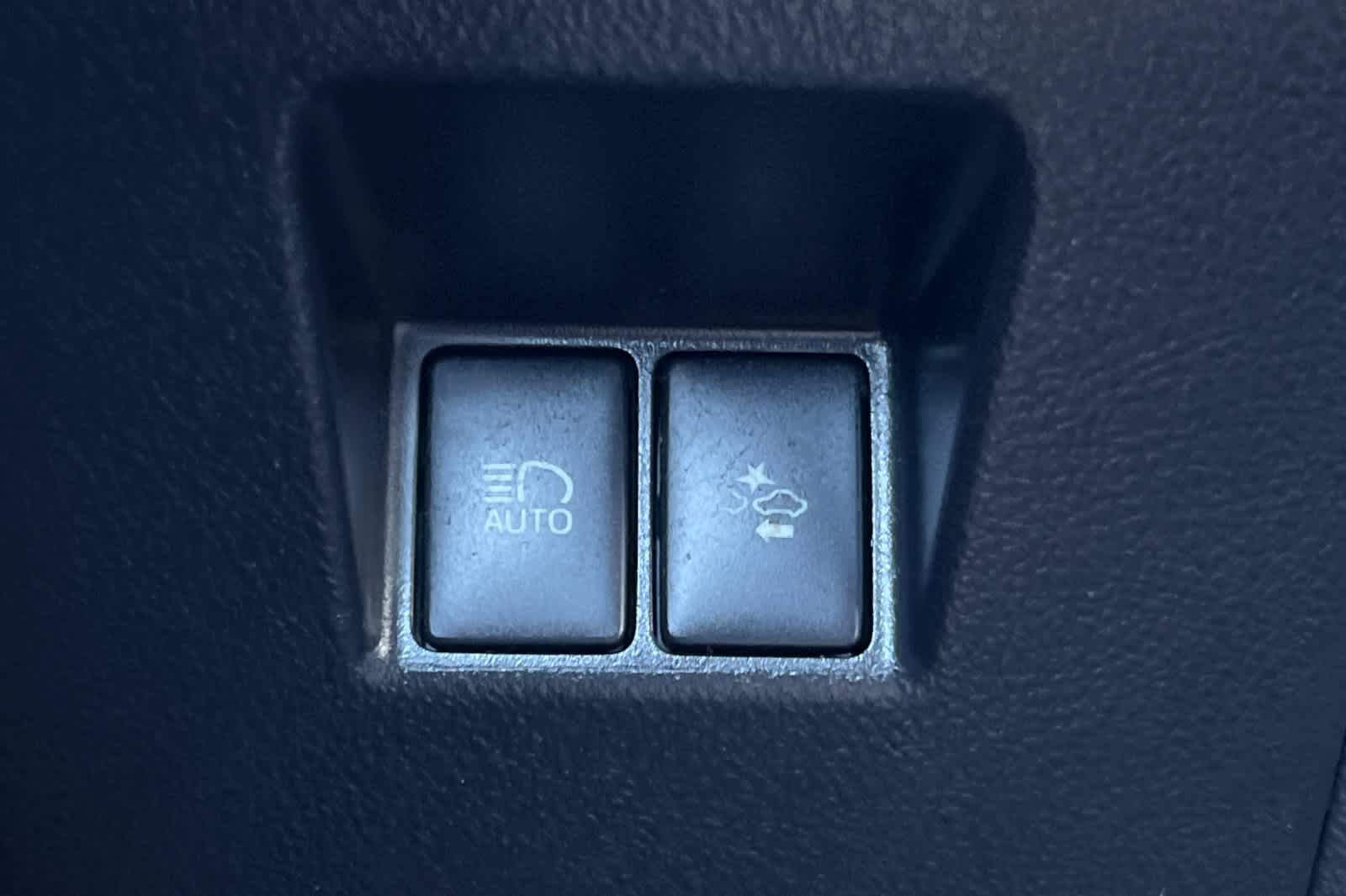 Used 2017 Toyota Yaris L w/ Carpet Mat Package FWD image 27