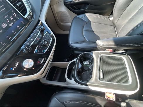 Used 2023 Chrysler Pacifica Touring-L FWD image 44