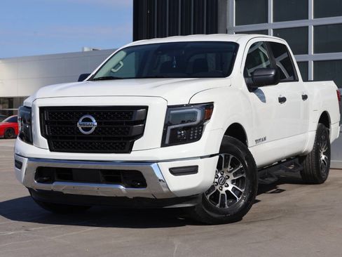 Used 2024 Nissan Titan SV image 3