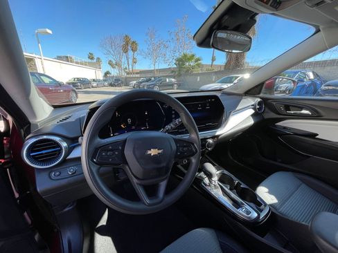 Used 2025 Chevrolet Trax LT image 35