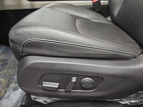 Used 2024 Kia Carnival LX image 27