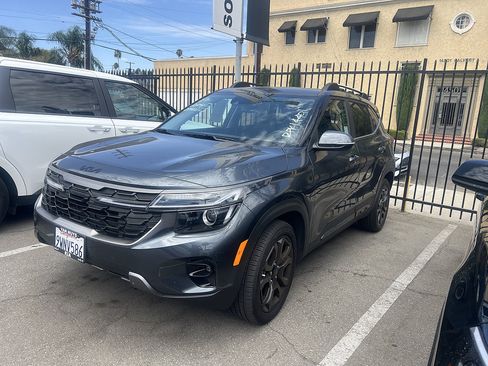 Used 2025 Kia Seltos X-Line AWD/4WD image 2