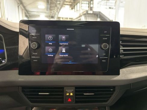 Used 2025 Volkswagen Jetta SE w/ Sunroof Package image 23