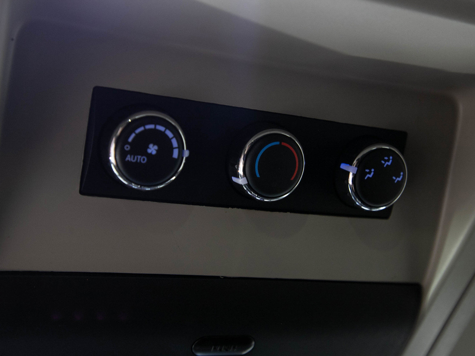 Used 2013 Chrysler Town & Country Touring FWD image 18