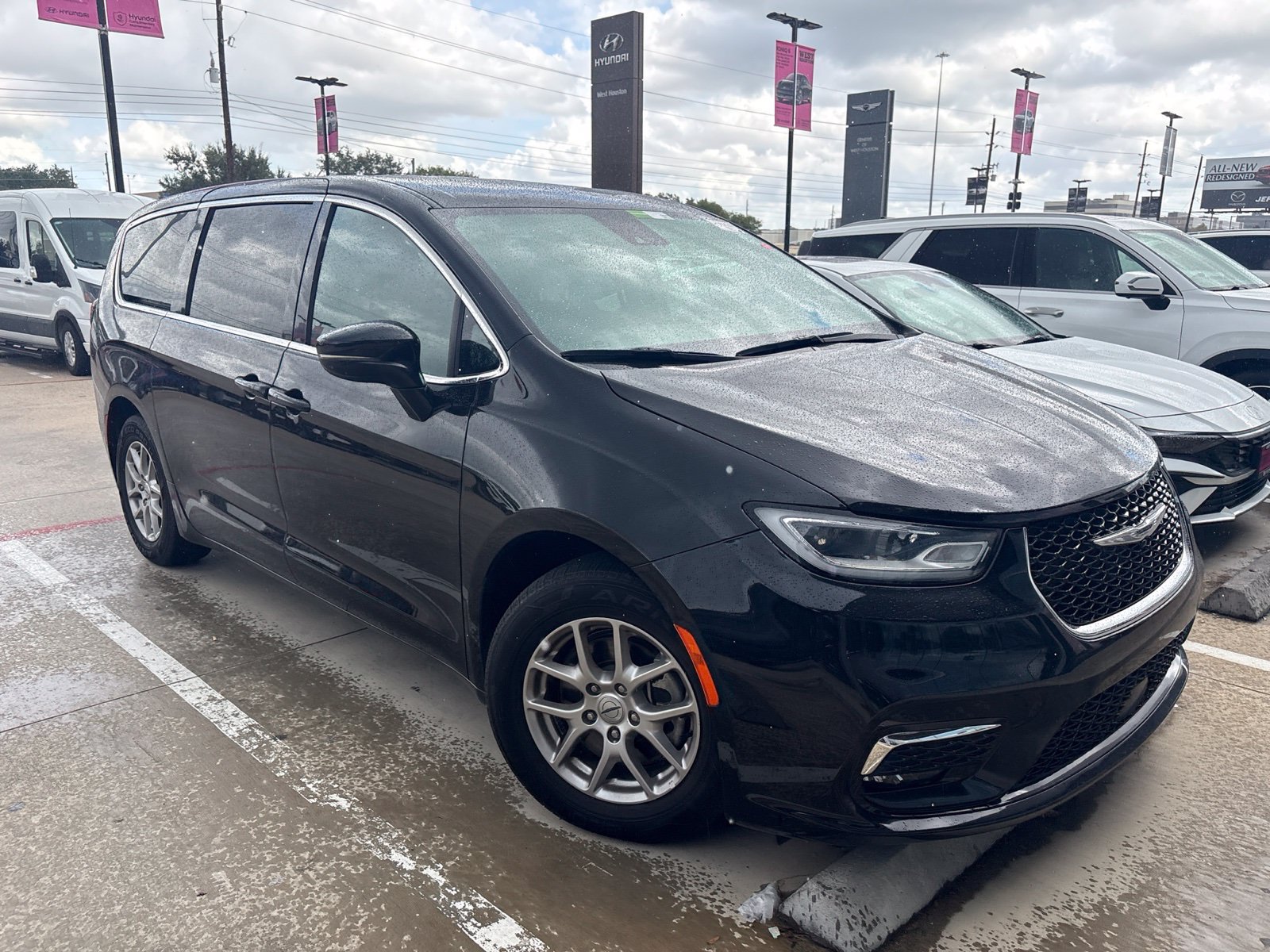 Used 2025 Chrysler Pacifica Select FWD image 3