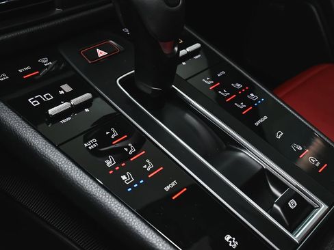 Used 2022 Porsche Macan AWD/4WD image 37