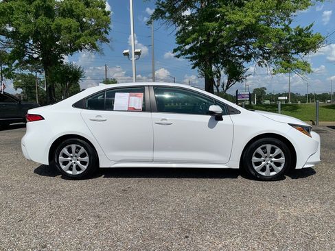 Used 2025 Toyota Corolla LE FWD image 2