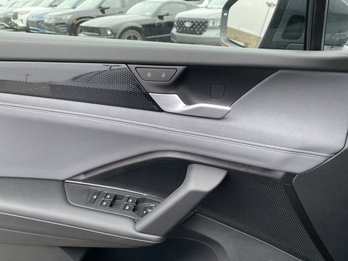 New 2025 Volkswagen Tiguan SE image 15