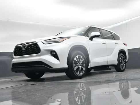 Used 2023 Toyota Highlander XLE FWD image 48