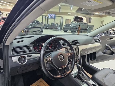 Used 2019 Volkswagen Passat Wolfsburg Edition image 18