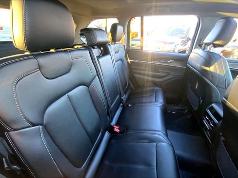 Used 2023 Jeep Grand Cherokee Limited image 16