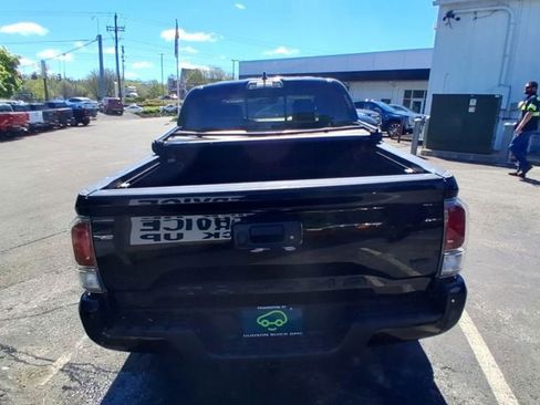 Used 2020 Toyota Tacoma TRD Off-Road w/ TRD Premium Off Road Package AWD/4WD image 7