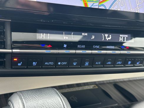 Used 2023 Toyota Sienna Platinum image 28